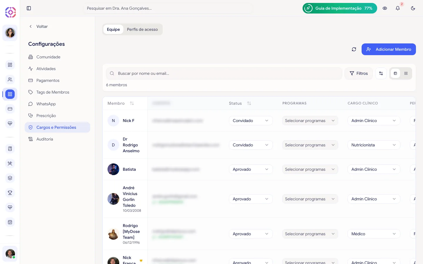Aba Equipe com a lista de membros da equipe e as colunas Status, Programas, Cargo Clínico e Permissões